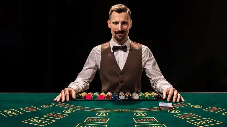 Tangkapan layar aplikasi mobile persentoto menampilkan meja blackjack live dengan dealer dan pemain di studio multi-kamera HD